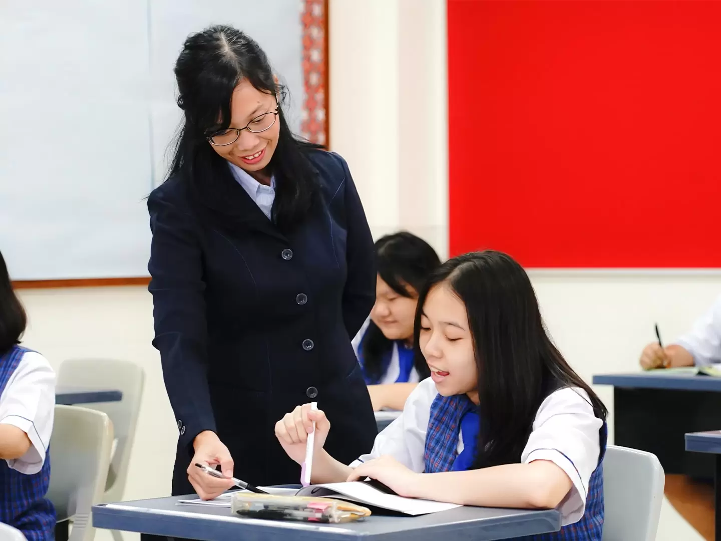 Guru Bukan Mesin Penghafal: Kenapa Kreativitas Pengajar Justru Sering Dibatasi?